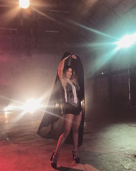 Hatice iyice açıldı sahneye dekolteli transparan elbiseyle çıktı - Resim: 4