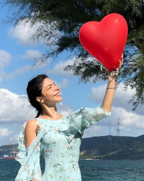 Derin göğüs dekoltesiyle Merve Boluğur yıktı geçti binlerce beğeni aldı - Resim: 3