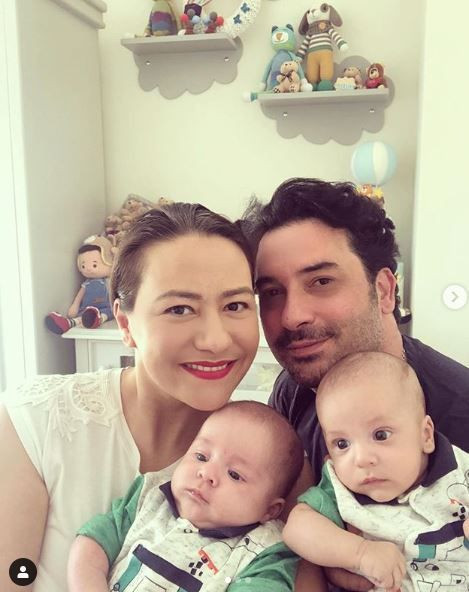 Ezgi Sertel ve eşi Ozan Çobanoğlu ilk defa ikizlerinin yüzlerini gösterdi! - Resim: 2