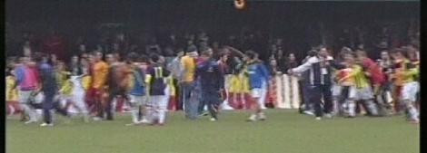 Taraftar Fenerli oyunculara saldırdı - Resim: 4