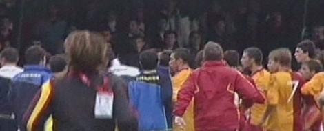 Taraftar Fenerli oyunculara saldırdı - Resim: 1