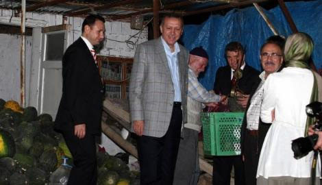 Erdoğan elleriyle kavun yedirdi - Resim: 1