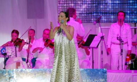 Hamile sanatçı sahneye böyle çıktı - Resim: 1