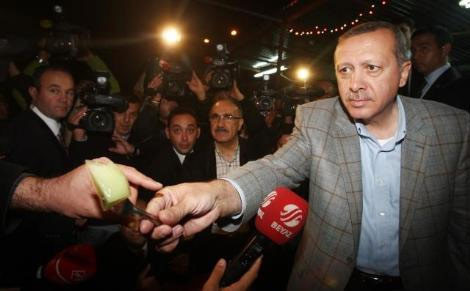 Erdoğan elleriyle kavun yedirdi - Resim: 4