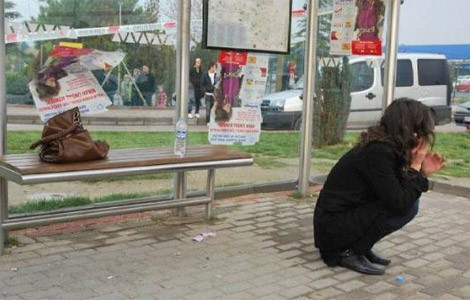 Otobüs durağına otomobil daldı - Resim: 2