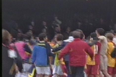 Taraftar Fenerli oyunculara saldırdı - Resim: 2