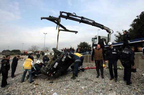 Hız yapan sürücü dehşet saçtı - Resim: 1