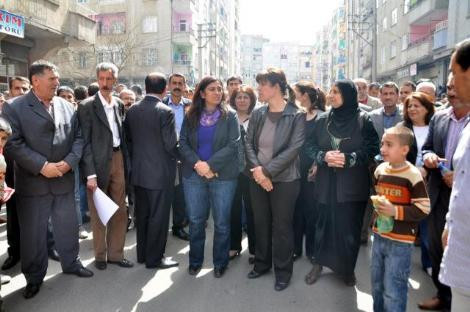 Namazı kılıp polisle çatıştılar - Resim: 2