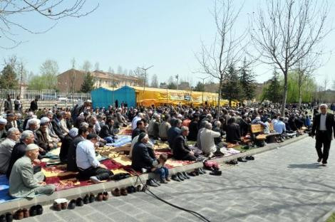 Namazı kılıp polisle çatıştılar - Resim: 4