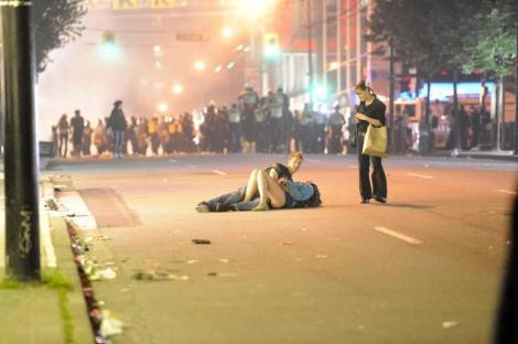 Sokak ortasında böyle öpüştüler - Resim: 3