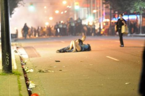 Sokak ortasında böyle öpüştüler - Resim: 4