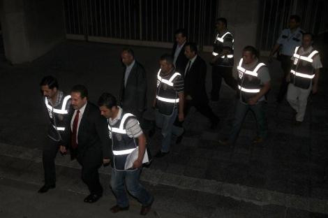 Akman cezaevine böyle götürüldü - Resim: 1