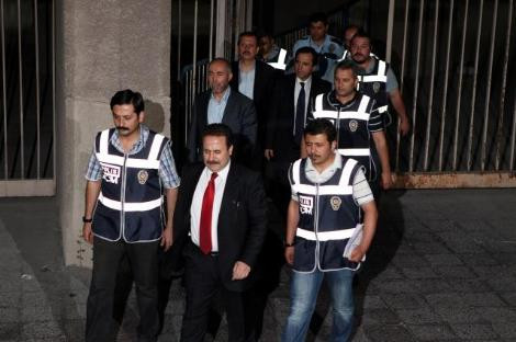 Akman cezaevine böyle götürüldü - Resim: 2