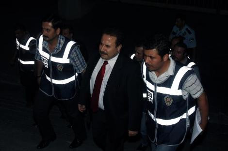 Akman cezaevine böyle götürüldü - Resim: 3