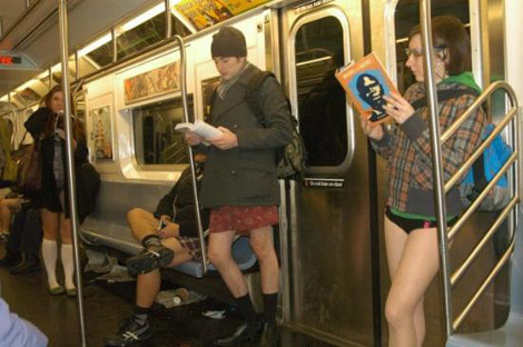 Metroda yarı çıplak eylem! - Resim: 3