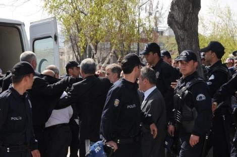 Bakan Yıldız'a yumruklu saldırı - Resim: 1