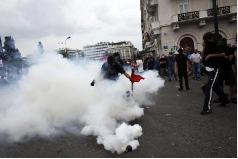 Komşuda sokaklar savaş alanına döndü - Resim: 4