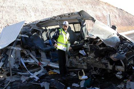 Öğrenci servisi kamyonun altına girdi - Resim: 4
