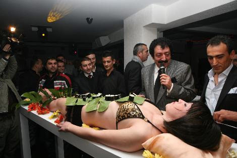 Müslüm baba sushi yedi! - Resim: 2