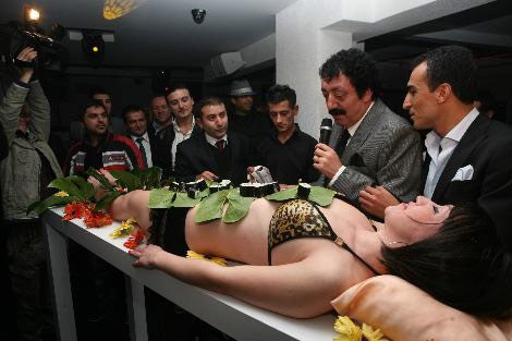 Müslüm baba sushi yedi! - Resim: 3