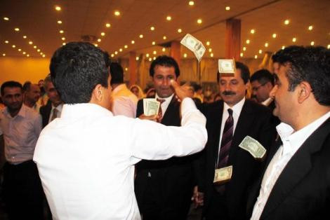 Bakan'ın başından aşağı dolar saçtılar! - Resim: 1