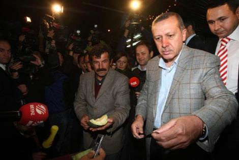Erdoğan elleriyle kavun yedirdi - Resim: 3