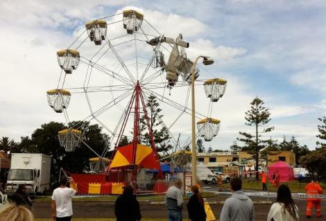 Uçak dönme dolapta asılı kaldı - Resim: 1