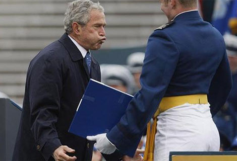 Bush'tan tuhaf pozlar - Resim: 2