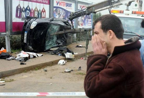 Otobüs durağına otomobil daldı - Resim: 1