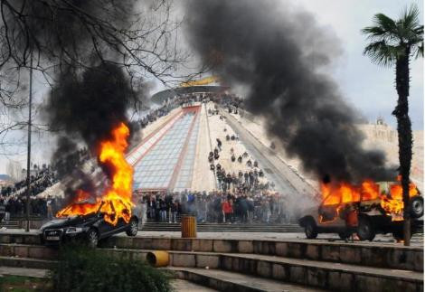 Arnavutluk savaş alanı gibi - Resim: 1
