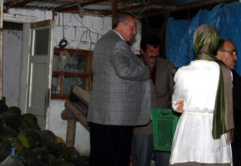 Erdoğan elleriyle kavun yedirdi - Resim: 2