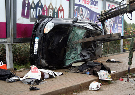 Otobüs durağına otomobil daldı - Resim: 4