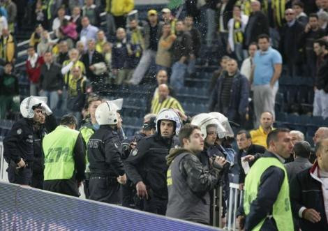 Fenerli taraftar birbirini dövdü! - Resim: 4