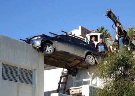 Araba havada asılı kaldı! - Resim: 1