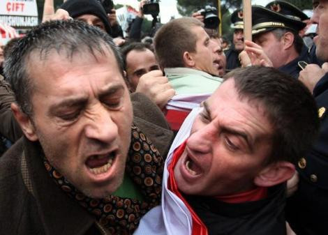 Arnavutluk savaş alanı gibi - Resim: 4