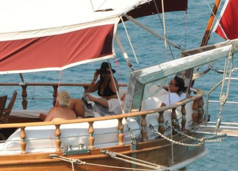 İki ünlü sanatçı bikiniyle yakalandı - Resim: 1