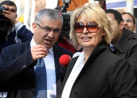 Amiralin eşi adliye çıkışında - Resim: 2