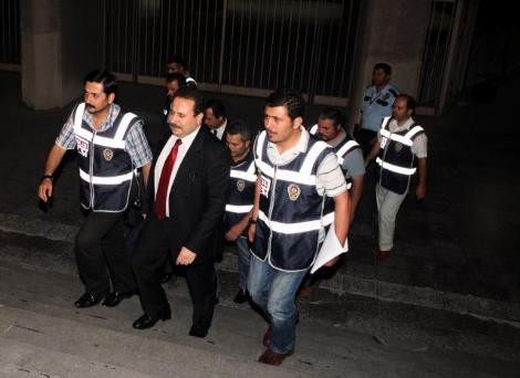 Akman cezaevine böyle götürüldü - Resim: 4