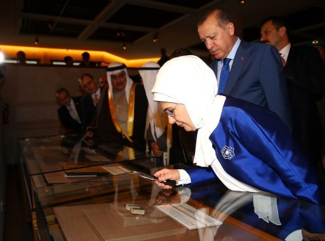 Erdoğan çifti büyüteçle uzun uzun bakın ne inceledi? - Resim: 2