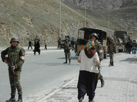 Askeri konvoya taş mı atıldı? - Resim: 2