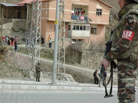 Askeri konvoya taş mı atıldı? - Resim: 3