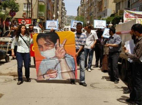 Cenazede gerginlik! - Resim: 1