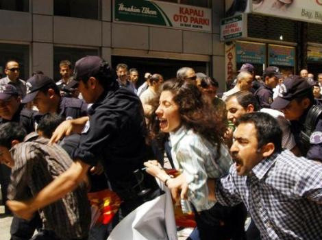 Cenazede gerginlik! - Resim: 3