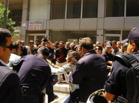 Cenazede gerginlik! - Resim: 4