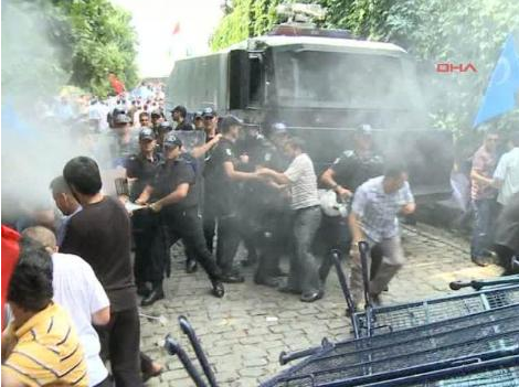 Polisten onlar da nasibini aldı - Resim: 1