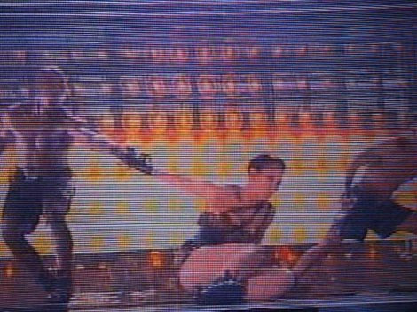 Sahnede yerle bir oldu - Resim: 1