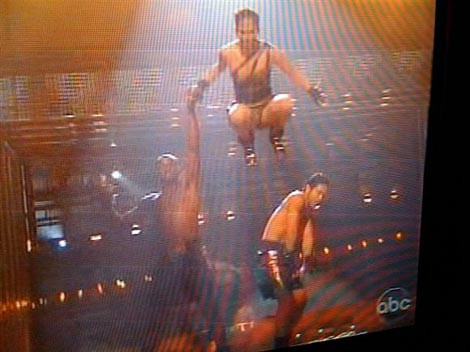 Sahnede yerle bir oldu - Resim: 4