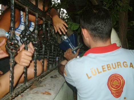 Kolu demir çubuğa saplandı - Resim: 1