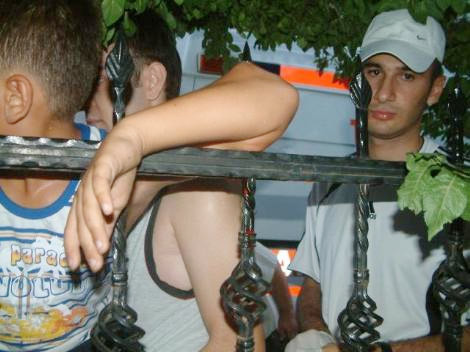 Kolu demir çubuğa saplandı - Resim: 2