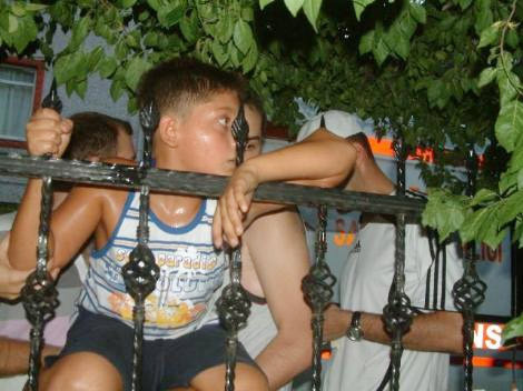 Kolu demir çubuğa saplandı - Resim: 3